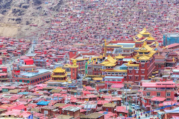 Rood Klooster van Larung gar (Boeddhistische Academie) in zonnige dag en achtergrond is blauwe hemel, Sichuan, China — Stockfoto