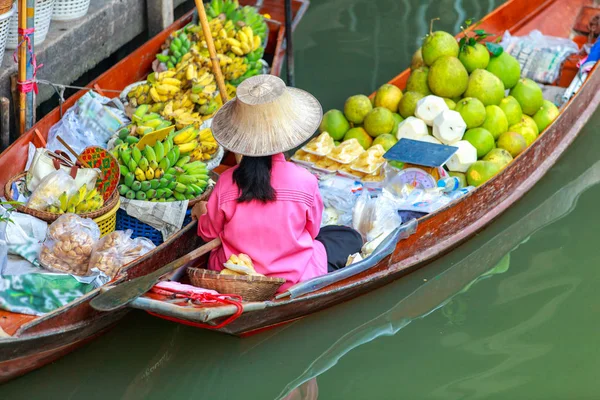 Damnoen saduak plovoucí trh ve městě ratchaburi poblíž bangkok, Thajsko — Stock fotografie