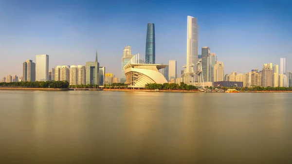 从河与现代化的城市标志性建筑在中国广州全景的天际线和建筑新市 — 图库照片