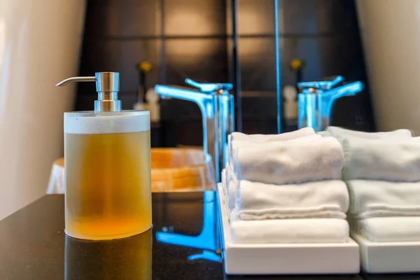 Botol sabun cair di bak mandi di kamar mandi modern — Stok Foto