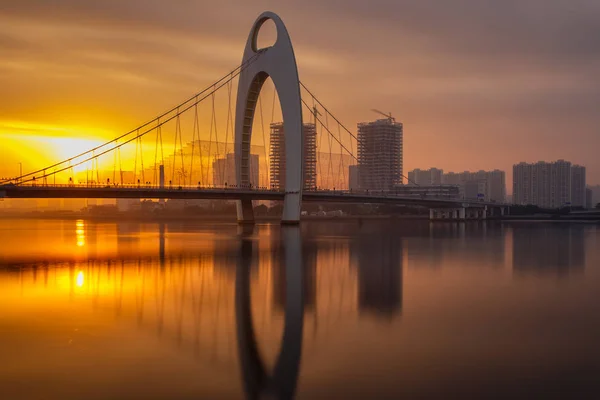 珠江川と中国広州市の金融街のモダンな建物に近代的な橋 — ストック写真