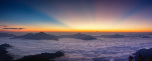 Краєвид з туман в гори Pha Дун вчасно, Схід сонця, Чіанг Рай, Таїланд. — стокове фото