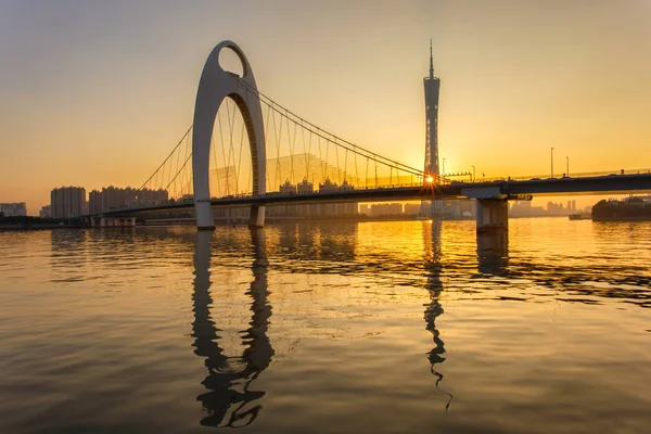 现代桥梁在珠江和现代建筑在中国广州市的金融区 — 图库照片
