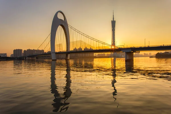 Puente moderno en el río Zhujiang y moderno edificio del distrito financiero en la ciudad de Guangzhou, China —  Fotos de Stock