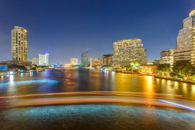Güzel bir gece bangkok şehir chao phraya nehrin üzerinde hız ışık ile.