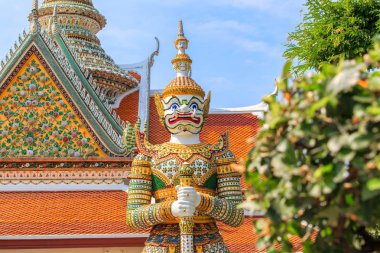 Bangkok, Tayland, Chao Phraya Nehri Thonburi Batı kıyısında Bangkok Yai bölgesinde buddha Tapınağı önünde dev.