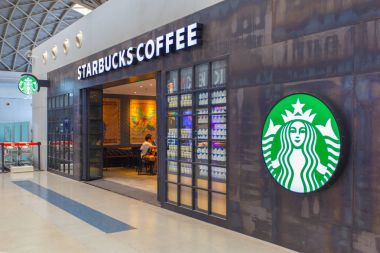 Chengdu, Çin - 8 Mayıs 2016: Starbucks işareti Starbucks restoranında Chengdu Shuangliu Uluslararası Havalimanı