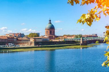 Saint-Pierre köprünün Garonne geçip ve tamamen 1987 yılında Toulouse Haute-Garonne Midi Pyrenees Güney Fransa yeniden yapıldı..