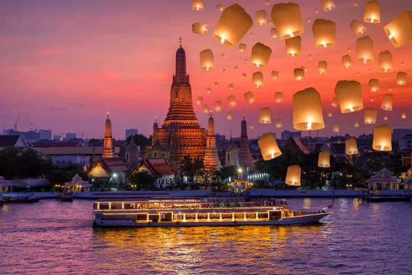 Wat arun und kreuzfahrtschiff in der nacht und schwimmende lampe in yee peng festival unter loy krathong tag, bangkok city, thailand — Stockfoto