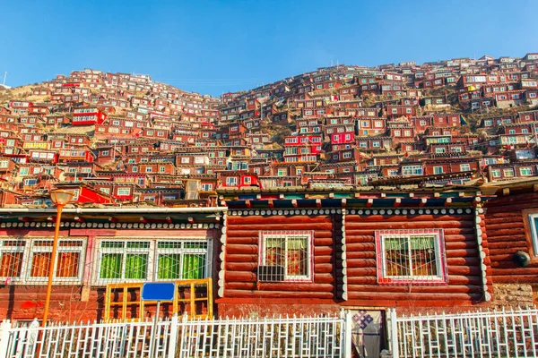 Kırmızı Manastırı ve güneşli gün ve arka plan Larung gar (Budist Akademisi) evde olduğunu mavi gökyüzü, Sichuan, Çin — Stok fotoğraf