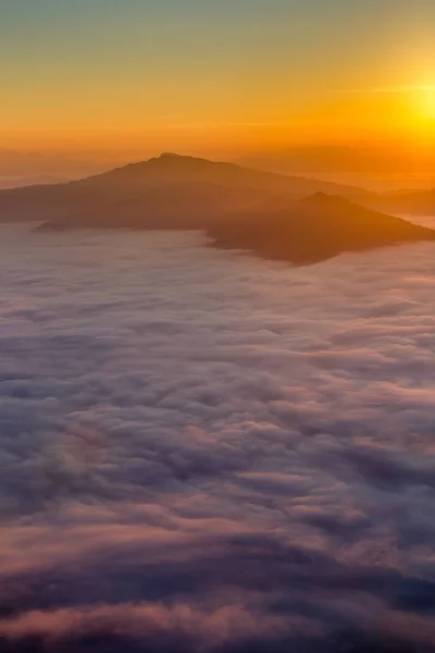 Paisaje con la niebla en la montaña Pha Tung al amanecer, Chiang Rai, Tailandia . — Foto de Stock