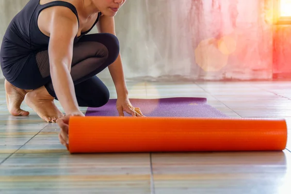 Kadın onu mat bir yoga sınıfına önce haddeleme