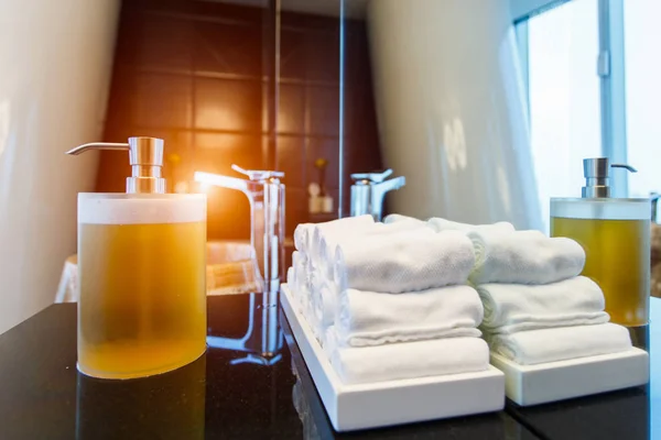 Garrafa de sabão líquido na banheira no banheiro moderno em casa, hotel — Fotografia de Stock
