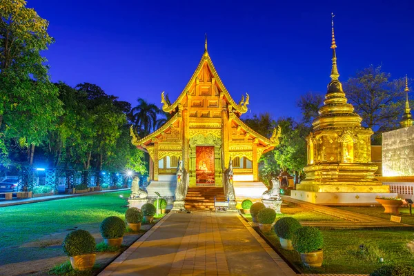 Wat Phra Singh está localizado na parte ocidental do centro da cidade velha de Chiang Mai, Tailândia — Fotografia de Stock