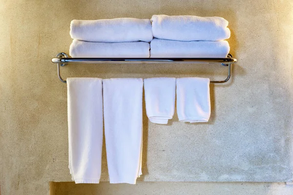 Toalha branca limpa em um cabide preparado para usar . — Fotografia de Stock