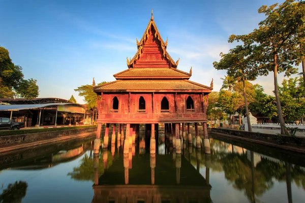 A könyvtár gólyalábas Wat Thung Si Muang templomban Ubon Ratchatani Isan Észak Kelet-Thaiföld. — Stock Fotó