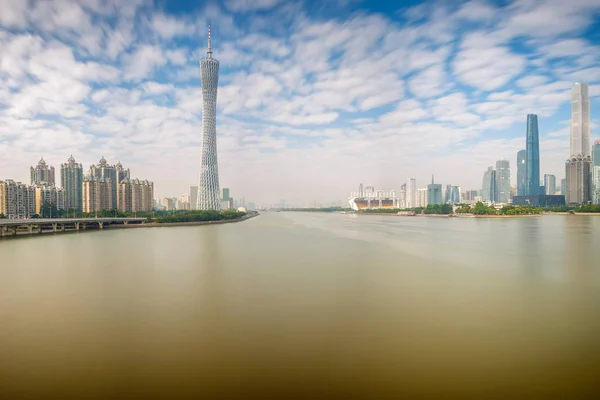 햇볕 날, 중국에서 도시 풍경의 광저우 시 — 스톡 사진