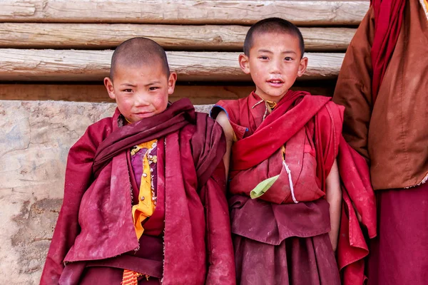Litang i Ganzi, Chiny - 02 maj 2016: niezidentyfikowany dwóch małych chłopców, uśmiechając się z początkującym buddyjskich mnichów są modląc się w Boudhanath klasztor, Sichuan, Chiny — Zdjęcie stockowe