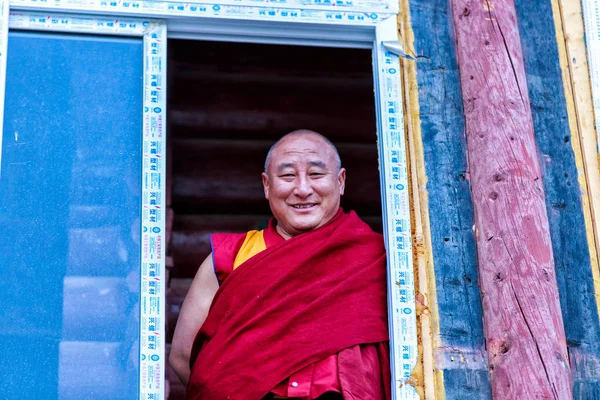 LITANG e GANZI, CHINA - MAIO 02, 2016: Monges budistas não identificados sorrindo estão orando no mosteiro de Boudhanath, Sichuan, China — Fotografia de Stock