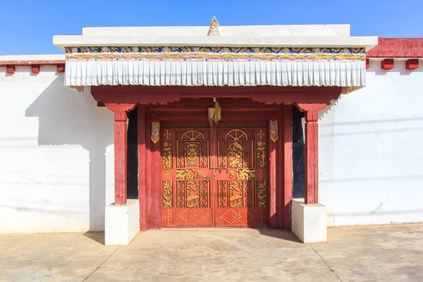 De voorgevel & deuropening van een tempel in Ganzi Sichuan in China, Tibet — Stockfoto