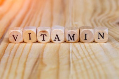 Tablo, sağlık kavramı üzerindeki ahşap harfler yapılan vitamin kelime