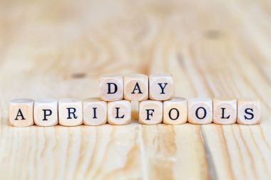 April Fools gün, masada ahşap harfler yapılan kelime yakından