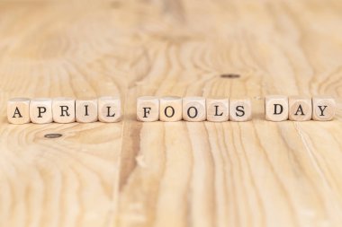 April Fools gün, masada ahşap harfler yapılan kelime yakından