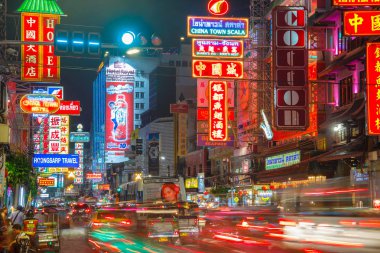 Bangkok, Tayland - 15 Ocak 2015: Yaowarat yol geçer aşağıdaki trafik işaretleri Chinatown bölgesinde gece karanlığında yaktı.