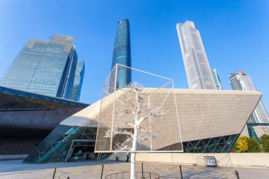 Guangzhou Çin - 10 Aralık 2016: Guangzhou Opera Binası ve merkezi iş güneş gününde üzerinde 10 Aralık 2016 kurma