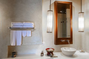 Modern Mermer Yıkama taze temiz havlu ve tuvalet malzemeleri ile otel veya tuvalet banyo lavabo