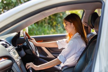 Genç Asyalı kadın sürücü kırsalında yolda bir araba sürüş