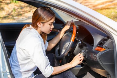 Bir araba motoru kontak anahtarı ile başlayan genç Asyalı kadınlar 