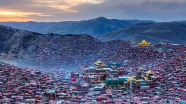 Panorama üstten görünüm Manastırı Larung gar (Budist Akademisi) günbatımı zamanı, Sichuan, Çin
