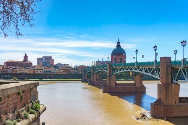 Saint-Pierre köprünün Garonne geçip ve tamamen 1987 yılında Toulouse Haute-Garonne Midi Pyrenees Güney Fransa yeniden yapıldı..