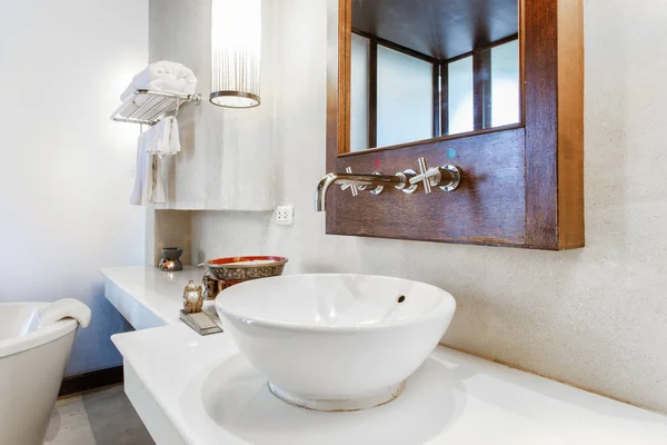 Lavatório de mármore moderno em banheiro ou banheiro com produtos de higiene pessoal e toalhas limpas e frescas — Fotografia de Stock