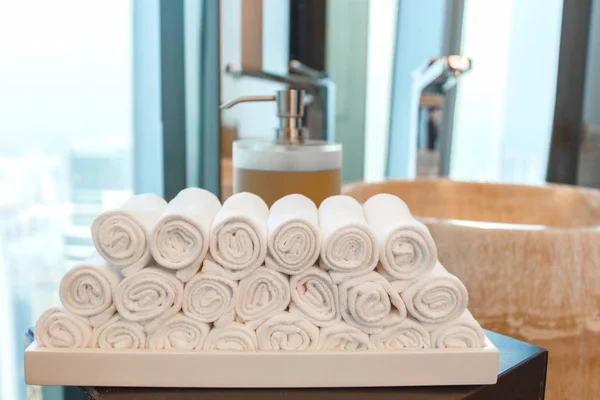 Fechar as toalhas com um saboneteira acessórios outro em um banheiro — Fotografia de Stock