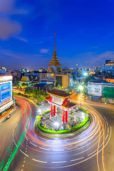 Vista superior del paisaje urbano Wat Trimitr en Chinatown o área de yaowarat en Bangkok, Tailandia — Foto de Stock