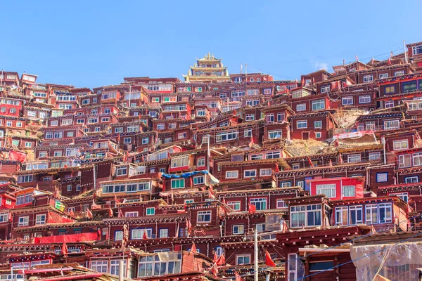빨간색 원과 햇볕 배경에 Larung가 르 (불교 아카데미)에 가정 이다 푸른 하늘, 쓰촨, 중국 — 스톡 사진