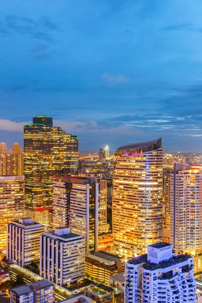 Vista cityscape de Bangkok edifício de negócios de escritório moderno na zona de negócios em Bangkok, Tailândia. Banguecoque é a capital da Tailândia e Banguecoque é também a cidade mais populosa da Tailândia . — Fotografia de Stock