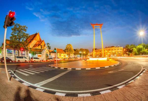 A giant swing és templom buddha-twilight időben halszem objektív a város bangkok, Thaiföld — Stock Fotó
