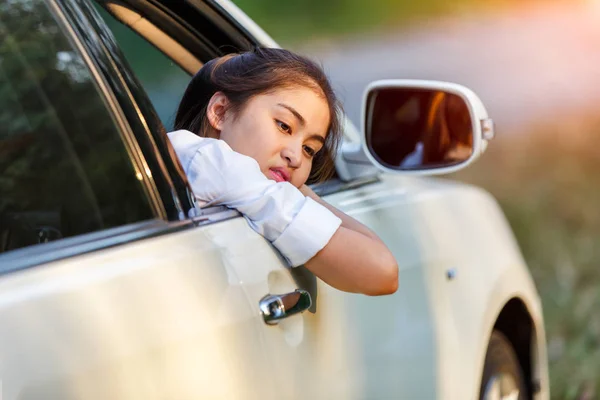 悲しい日に窓側を見て心配して車のアジア女性をクローズ アップ — ストック写真