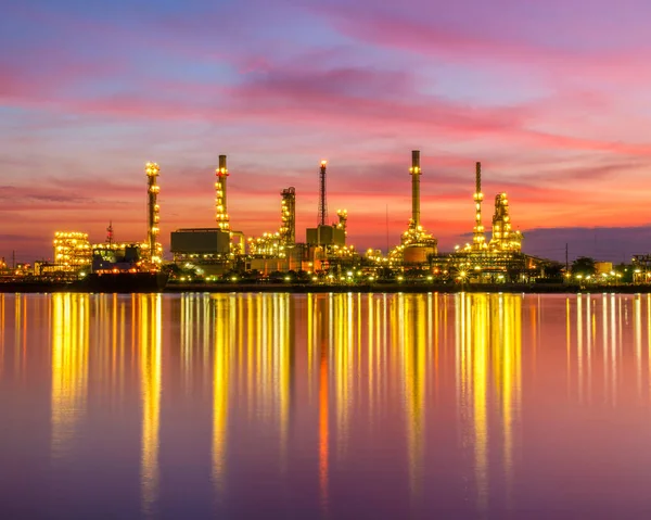 Refinería de petróleo a lo largo del río al atardecer (Bangkok, Tailandia ) —  Fotos de Stock