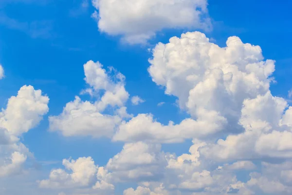 Modrá obloha s mraky v letní slunečný den — Stock fotografie