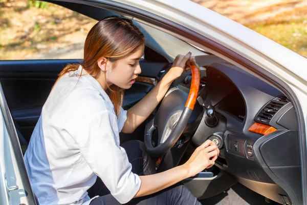 Bir araba motoru kontak anahtarı ile başlayan genç Asyalı kadınlar 