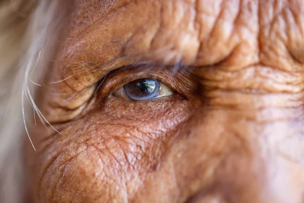 Edad, Visión y concepto de personas mayores - Primer plano de la mujer asiática de edad avanzada cara y ojo — Foto de Stock