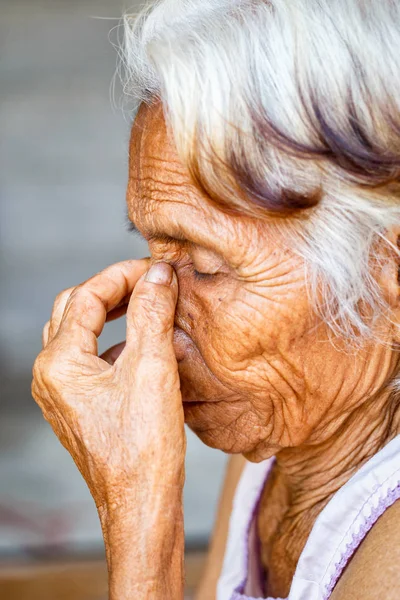 Edad, Visión y concepto de personas mayores - Primer plano de la cara y el ojo de la mujer asiática mayor, mujer mayor asiática con sinusitis (sinusitis ) — Foto de Stock