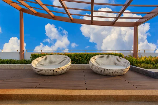 Koppla av hörnet på condominium takträdgård med stolar på blå himmel bakgrund — Stockfoto