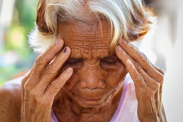 Edad, Visión y concepto de personas mayores - Primer plano de la cara y el ojo de la mujer asiática mayor, mujer mayor asiática con sinusitis (sinusitis ) — Foto de Stock