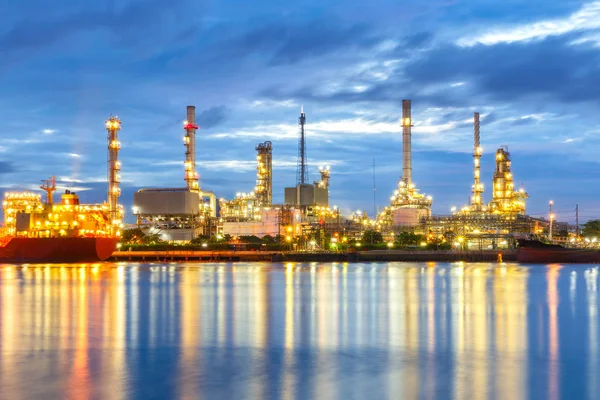 Refinería de petróleo al atardecer con fondo de cielo oscuro . — Foto de Stock