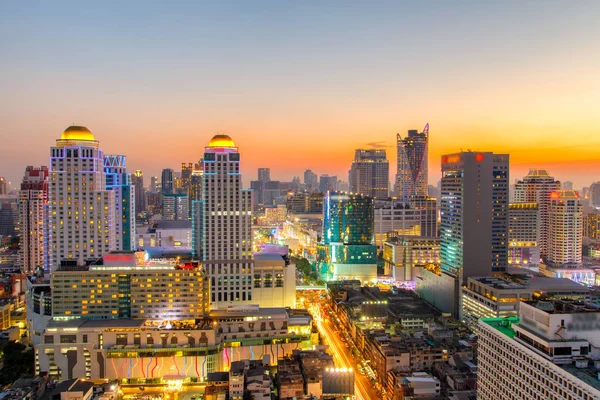 Бангкок повітряних вид на міський горизонт в нічний час і хмарочосів midtown Бангкок. — стокове фото